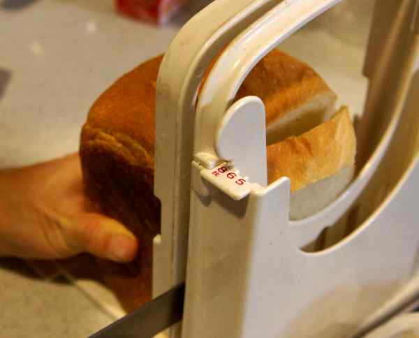 タダフサのパン切り包丁で食パンを切る