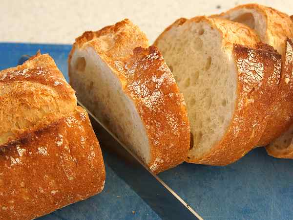 フランスパンをタダフサのパン切り包丁で切ってみました
