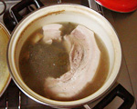 豚の角煮の作り方　豚バラ肉ブロックを煮終わった状態の写真