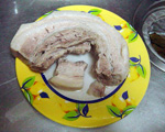 豚の角煮の作り方　豚バラ肉ブロックをなべから取り出し、余分な油を洗い落とした写真