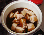 豚の角煮の作り方　豚バラ肉ブロックをひと口サイズにカットして調味料を入れて煮る写真