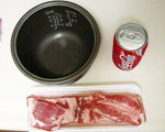 豚の角煮　豚バラ肉ブロック、コーラ、炊飯器を用意します。