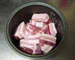 豚の角煮　豚バラ肉を適当な大きさに切って炊飯器に入れた写真